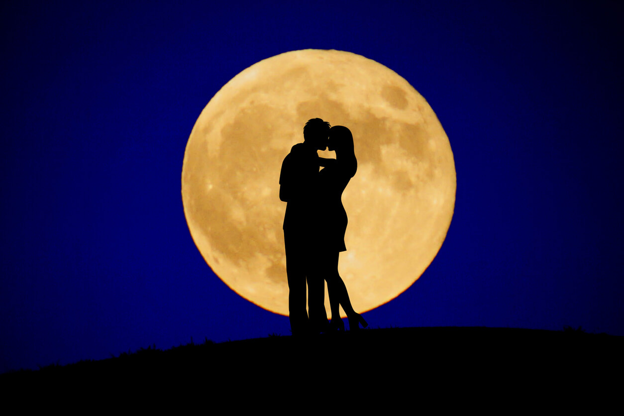 月が綺麗ですね」の意味は？相手からの愛の告白かも。上手な返し方を