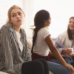 夢占い｜悪口の夢の意味は？あなたが悪口を言われたら何を暗示？