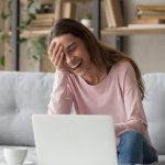 夢占い｜笑う夢の意味は？笑い方別に解説！危険な暗示の可能性も